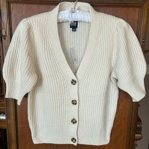 NWT GAP Women's Cream Button-Up Cardigan. Size XS.